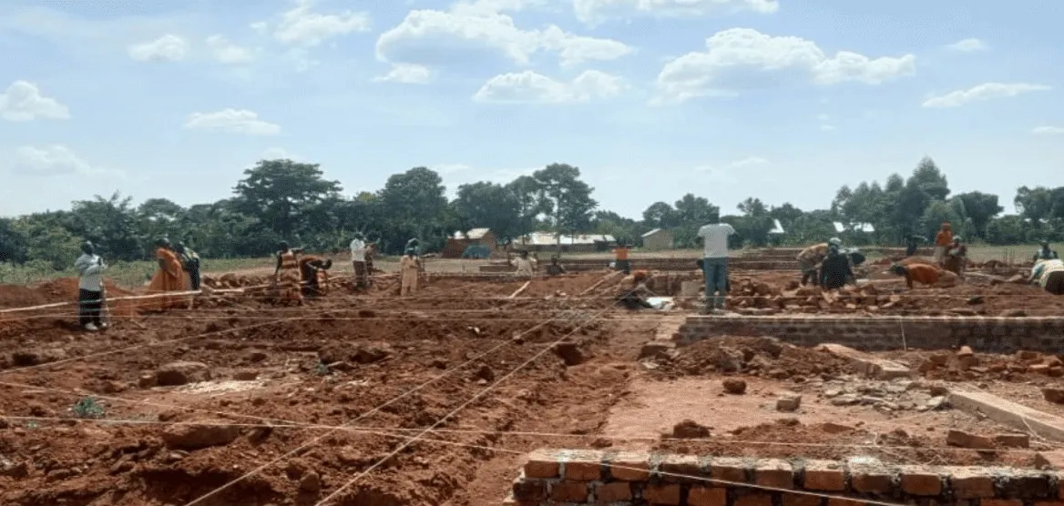 Het fundament van het nieuwe gebouw in aanbouw